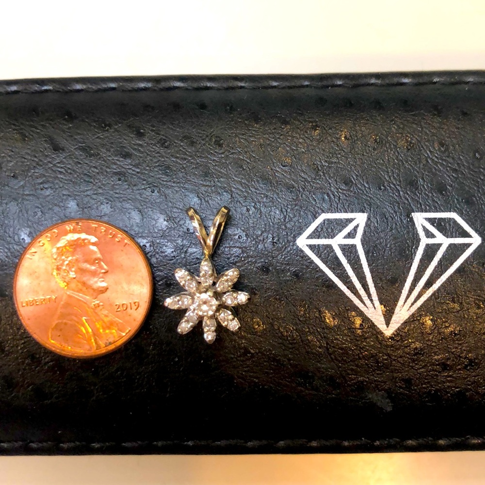 Quality gold 14 karat diamond pendant